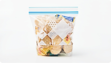 乾燥や湿気から守る。開封したお菓子などを入れて
