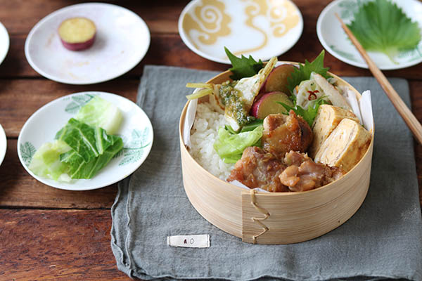 タレもおいしいおかずは深めのお弁当箱を使い、ごはんの上にのせると◎