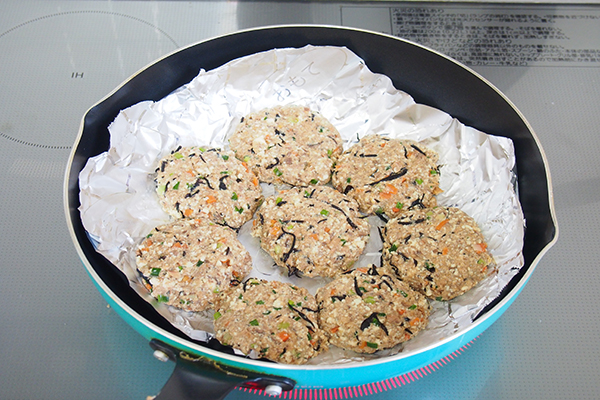 タネができたら、成形してフライパンで焼きます