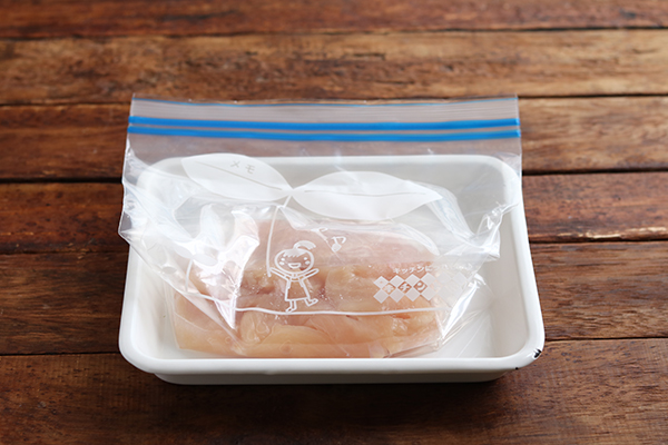 鶏むね肉をしっとりジューシーにするポイント1「下準備」