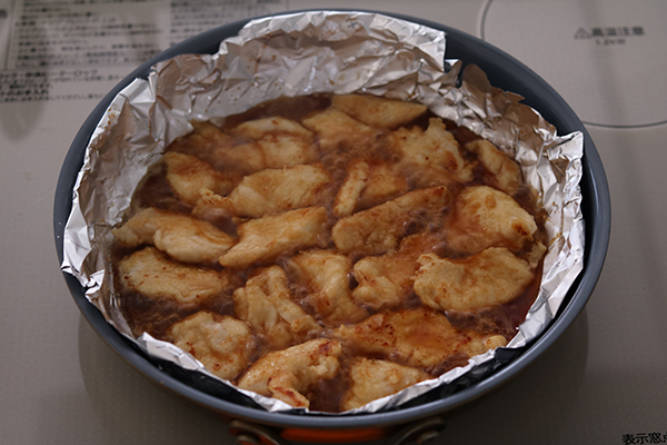 粉をまぶしたお肉は、あまり動かさずにじっくりと焼いて、8割ほど火が入ったところで調味料を加えて煮詰めます