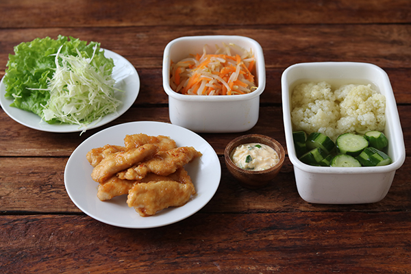 メインをチキン南蛮にし、他のおかずは、人参ともやしのナムルサラダ、カリフラワーときゅうりのはちみつピクルスを用意しました