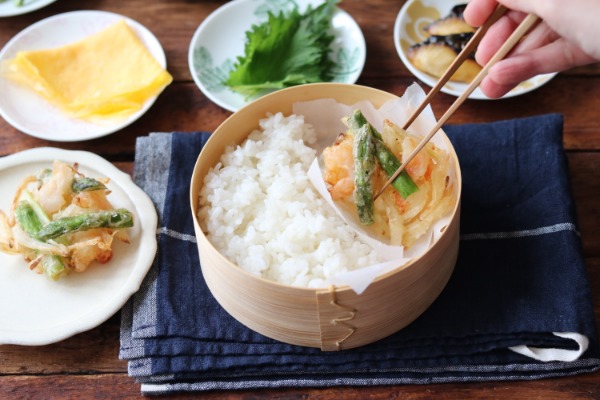 詰める時はかさばるかき揚げの場所をまず決めてから。