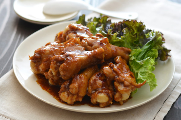 食欲そそるがっつりお肉も漬け置きで！「黒酢オイスター手羽元」