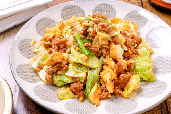 ふんわり卵の中華風肉みそキャベツ炒め