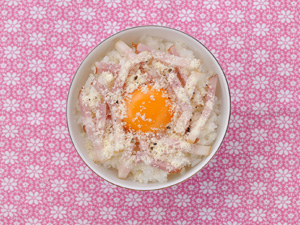 ベーコン+チーズの卵かけごはん