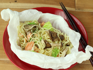 鮭ときのこの包み焼きそば