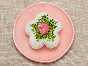 梅マヨ花にぎり