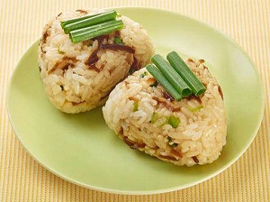昆布とコンソメと小ねぎのおにぎり