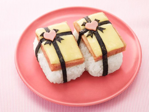 チーズとスパムのバレンタインおにぎり