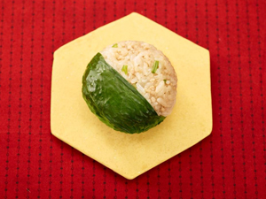 鶏そぼろとほうれん草のおにぎり