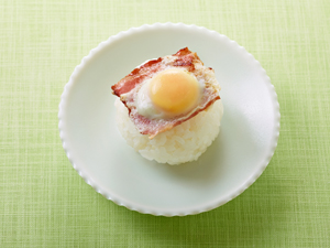 ベーコンエッグおにぎり