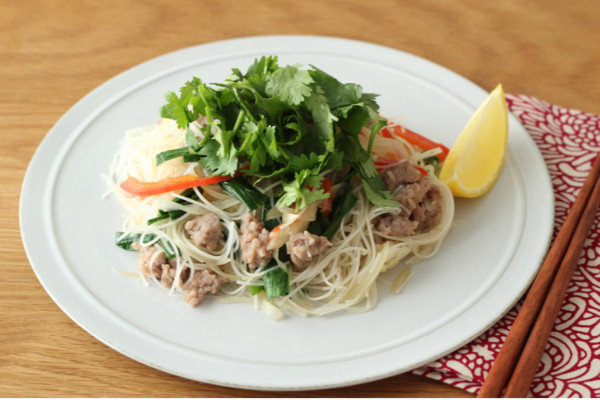 乾燥ビーフンもレンジにおまかせ！「タイ風焼きビーフン」