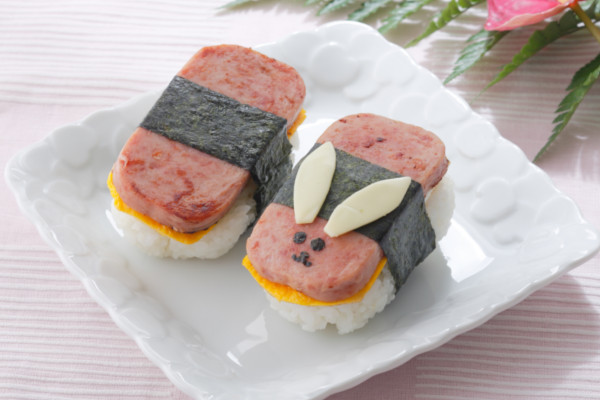 お肉感たっぷりで男子も大満足♡「スパムおにぎり」
