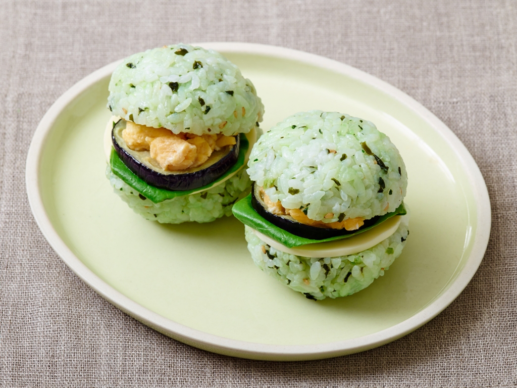 なすとチーズのマカロンおにぎり