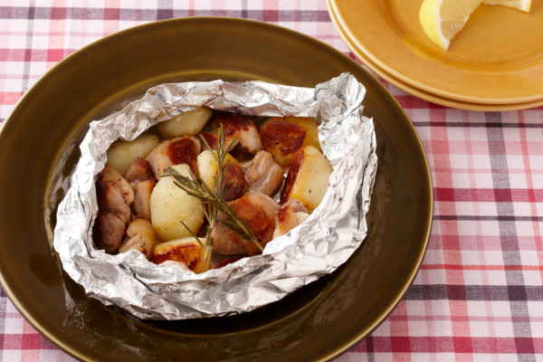 フライパンで蒸し焼きだってできちゃう！「チキンとポテトのホイル焼き」