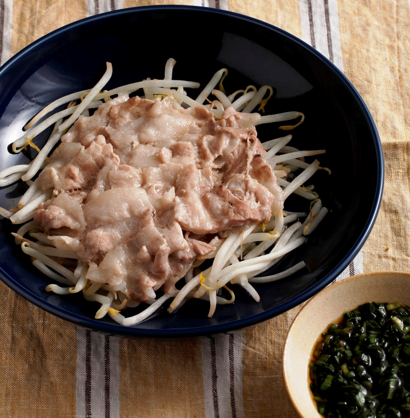豚ばら肉のレンジ蒸し（にらじょうゆ）