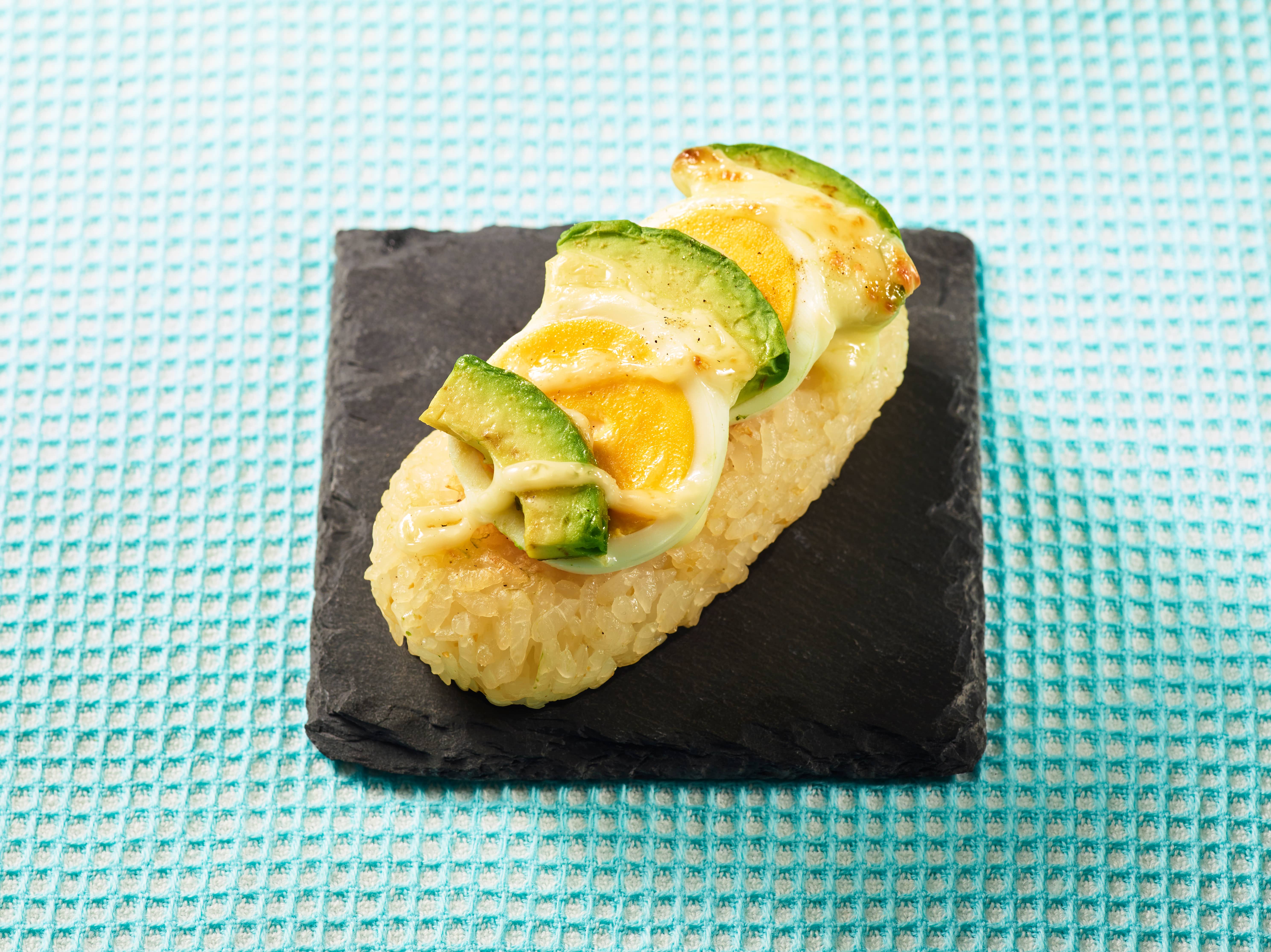 卵とアボカドのタルティーヌ風おにぎり