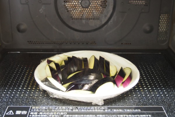 なすもレンジ加熱で手軽に火を通しましょう