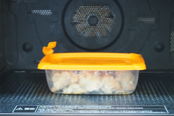 温め直すときは、容器の蒸気弁を開けてからそのまま電子レンジで温めてください
