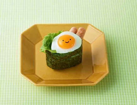 ミニ目玉焼きの軍艦おにぎり