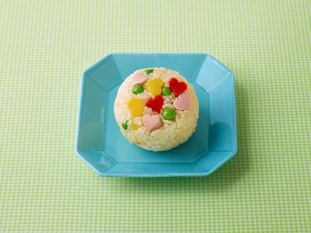 ハートが詰まったコンソメおにぎり