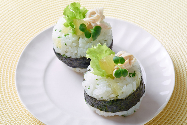 がっつりだけど爽やか味！「レモン塩チキンおにぎり」