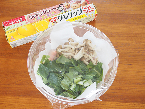 落し蓋のようにかぶせたクッキングシートが、お肉や煮汁の飛びはねも防止してくれます