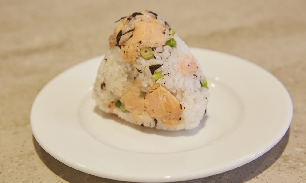 さけとひじきのねぎ和えおにぎり