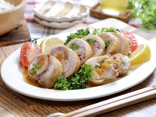 色鮮やかで映えるパーティー飯「たこ糸不要♡おもてなしに『いんげんとにんじんの甘辛チキンロール』」