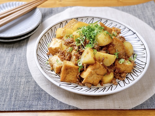 甘辛味の節約かさ増しおかず！『じゃがいもと厚揚げの韓国風みそそぼろ炒め』