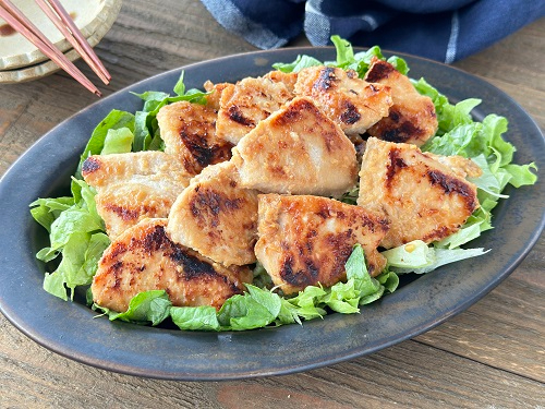 香ばしい香りで食欲アップ！鶏むね肉のみそ漬け焼き