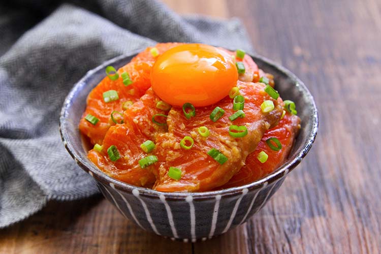 サーモン漬け丼